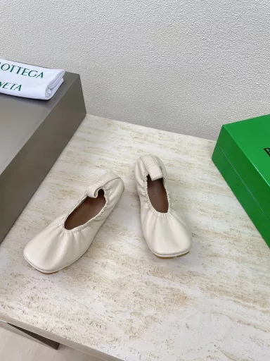 Doudou Rolled Egg Shoes BV Flat Elastic Shoes are not only comfortable to wear, but also so slimming!Comfortable commuting and stylish 💯The fabric is made of lambskin with full texture, high silk texture, smooth, high-end and no fading~~The inner sheepskin is all genuine leather and can be disassembled for inspection and poison control! 💯The outsole is made of rubber Doudou soleOne-piece molding design with three-dimensional segmentation is awesome
