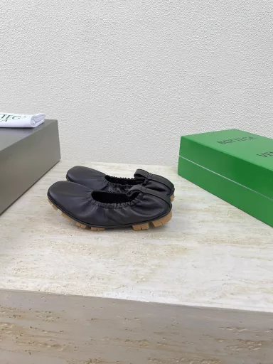 Doudou Rolled Egg Shoes BV Flat Elastic Shoes are not only comfortable to wear, but also so slimming!Comfortable commuting and stylish 💯The fabric is made of lambskin with full texture, high silk texture, smooth, high-end and no fading~~The inner sheepskin is all genuine leather and can be disassembled for inspection and poison control! 💯The outsole is made of rubber Doudou soleOne-piece molding design with three-dimensional segmentation is awesome