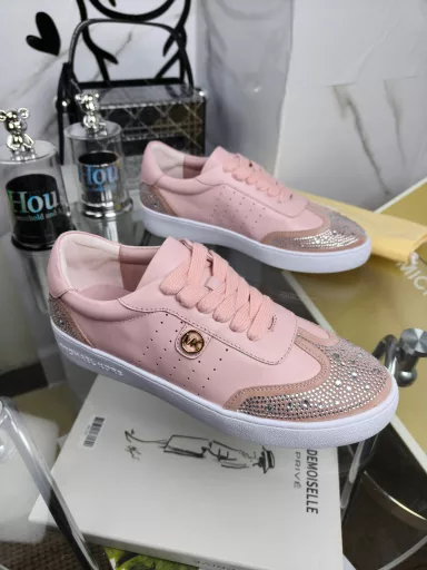 MICHAEL KORSMK2025 Spring New Shoes😘😘😘Material: Imported top layer cowhide + imported sheepskinInner lining: imported sheepskin liningWorkmanship: Both sides are digitally punched with small holes for ventilationOutsole: Original molded rubber outsole