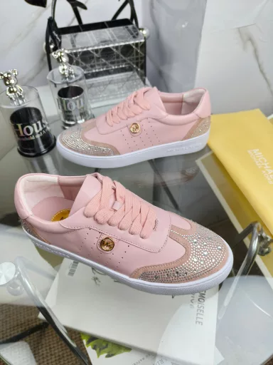 MICHAEL KORSMK2025 Spring New Shoes😘😘😘Material: Imported top layer cowhide + imported sheepskinInner lining: imported sheepskin liningWorkmanship: Both sides are digitally punched with small holes for ventilationOutsole: Original molded rubber outsole