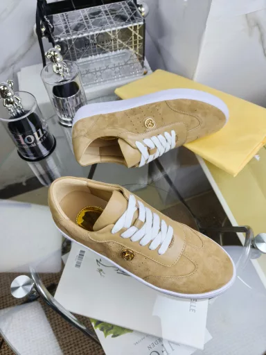MICHAEL KORSMK2025 Spring New Shoes😘😘😘Material: Imported top layer cowhide + imported sheepskinInner lining: imported sheepskin liningWorkmanship: Both sides are digitally punched with small holes for ventilationOutsole: Original molded rubber outsole
