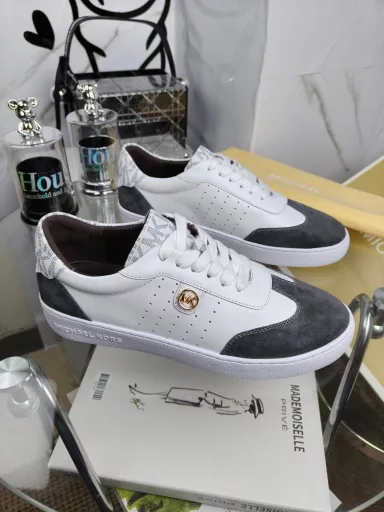 MICHAEL KORSMK2025 Spring New Shoes😘😘😘Material: Imported top layer cowhide + imported sheepskinInner lining: imported sheepskin liningWorkmanship: Both sides are digitally punched with small holes for ventilationOutsole: Original molded rubber outsole