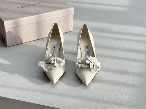 JIMMY CHOO's latest bow in the new season, kitten heels are limited edition this year, the same high-heeled shoes/sandals as the popular superstar Jin Chen, fashionable and versatile nice itemsThis sheepskin bow is made by pure handwork, reinterpreting the J family's classic design, creating a mix-and-match style that combines soft pointed silhouettes and sports elements. The unique comma heel of the 2024 spring and summer series highlights the retro style. The brand's large sheepskin flowers are completely renewed, and they are transformed into micro-lining details on this shoe, injecting new vitality into the brand's traditional elements.This year's theme is not to be defined, and the texture is reflected through simplicity and simplicity. From thick-soled sneakers to sawtooth short boots to 2024 kitten heels, they all exude a must-explode momentum… Combining gentleness and handsomeness, kitten heels are the finishing touch of little womenUpper: top imported sheepskin, the flowers are also all sheepskin, handmade; lining: imported sheepskin; outsole: Italian imported leather outsole