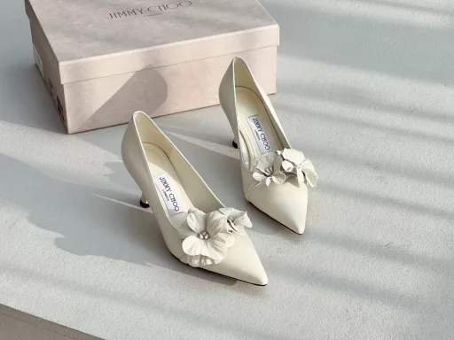 JIMMY CHOO's latest bow in the new season, kitten heels are limited edition this year, the same high-heeled shoes/sandals as the popular superstar Jin Chen, fashionable and versatile nice itemsThis sheepskin bow is made by pure handwork, reinterpreting the J family's classic design, creating a mix-and-match style that combines soft pointed silhouettes and sports elements. The unique comma heel of the 2024 spring and summer series highlights the retro style. The brand's large sheepskin flowers are completely renewed, and they are transformed into micro-lining details on this shoe, injecting new vitality into the brand's traditional elements.This year's theme is not to be defined, and the texture is reflected through simplicity and simplicity. From thick-soled sneakers to sawtooth short boots to 2024 kitten heels, they all exude a must-explode momentum… Combining gentleness and handsomeness, kitten heels are the finishing touch of little womenUpper: top imported sheepskin, the flowers are also all sheepskin, handmade; lining: imported sheepskin; outsole: Italian imported leather outsole