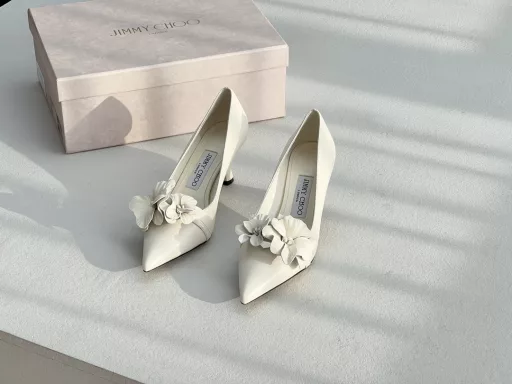 JIMMY CHOO's latest bow in the new season, kitten heels are limited edition this year, the same high-heeled shoes/sandals as the popular superstar Jin Chen, fashionable and versatile nice itemsThis sheepskin bow is made by pure handwork, reinterpreting the J family's classic design, creating a mix-and-match style that combines soft pointed silhouettes and sports elements. The unique comma heel of the 2024 spring and summer series highlights the retro style. The brand's large sheepskin flowers are completely renewed, and they are transformed into micro-lining details on this shoe, injecting new vitality into the brand's traditional elements.This year's theme is not to be defined, and the texture is reflected through simplicity and simplicity. From thick-soled sneakers to sawtooth short boots to 2024 kitten heels, they all exude a must-explode momentum… Combining gentleness and handsomeness, kitten heels are the finishing touch of little womenUpper: top imported sheepskin, the flowers are also all sheepskin, handmade; lining: imported sheepskin; outsole: Italian imported leather outsole
