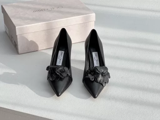 JIMMY CHOO's latest bow in the new season, kitten heels are limited edition this year, the same high-heeled shoes/sandals as the popular superstar Jin Chen, fashionable and versatile nice itemsThis sheepskin bow is made by pure handwork, reinterpreting the J family's classic design, creating a mix-and-match style that combines soft pointed silhouettes and sports elements. The unique comma heel of the 2024 spring and summer series highlights the retro style. The brand's large sheepskin flowers are completely renewed, and they are transformed into micro-lining details on this shoe, injecting new vitality into the brand's traditional elements.This year's theme is not to be defined, and the texture is reflected through simplicity and simplicity. From thick-soled sneakers to sawtooth short boots to 2024 kitten heels, they all exude a must-explode momentum… Combining gentleness and handsomeness, kitten heels are the finishing touch of little womenUpper: top imported sheepskin, the flowers are also all sheepskin, handmade; lining: imported sheepskin; outsole: Italian imported leather outsole
