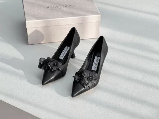 JIMMY CHOO's latest bow in the new season, kitten heels are limited edition this year, the same high-heeled shoes/sandals as the popular superstar Jin Chen, fashionable and versatile nice itemsThis sheepskin bow is made by pure handwork, reinterpreting the J family's classic design, creating a mix-and-match style that combines soft pointed silhouettes and sports elements. The unique comma heel of the 2024 spring and summer series highlights the retro style. The brand's large sheepskin flowers are completely renewed, and they are transformed into micro-lining details on this shoe, injecting new vitality into the brand's traditional elements.This year's theme is not to be defined, and the texture is reflected through simplicity and simplicity. From thick-soled sneakers to sawtooth short boots to 2024 kitten heels, they all exude a must-explode momentum… Combining gentleness and handsomeness, kitten heels are the finishing touch of little womenUpper: top imported sheepskin, the flowers are also all sheepskin, handmade; lining: imported sheepskin; outsole: Italian imported leather outsole
