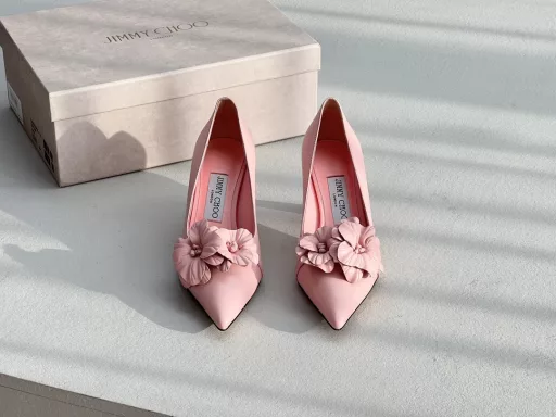 JIMMY CHOO's latest bow in the new season, kitten heels are limited edition this year, the same high-heeled shoes/sandals as the popular superstar Jin Chen, fashionable and versatile nice itemsThis sheepskin bow is made by pure handwork, reinterpreting the J family's classic design, creating a mix-and-match style that combines soft pointed silhouettes and sports elements. The unique comma heel of the 2024 spring and summer series highlights the retro style. The brand's large sheepskin flowers are completely renewed, and they are transformed into micro-lining details on this shoe, injecting new vitality into the brand's traditional elements.This year's theme is not to be defined, and the texture is reflected through simplicity and simplicity. From thick-soled sneakers to sawtooth short boots to 2024 kitten heels, they all exude a must-explode momentum… Combining gentleness and handsomeness, kitten heels are the finishing touch of little womenUpper: top imported sheepskin, the flowers are also all sheepskin, handmade; lining: imported sheepskin; outsole: Italian imported leather outsole