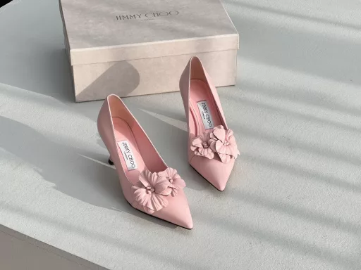 JIMMY CHOO's latest bow in the new season, kitten heels are limited edition this year, the same high-heeled shoes/sandals as the popular superstar Jin Chen, fashionable and versatile nice itemsThis sheepskin bow is made by pure handwork, reinterpreting the J family's classic design, creating a mix-and-match style that combines soft pointed silhouettes and sports elements. The unique comma heel of the 2024 spring and summer series highlights the retro style. The brand's large sheepskin flowers are completely renewed, and they are transformed into micro-lining details on this shoe, injecting new vitality into the brand's traditional elements.This year's theme is not to be defined, and the texture is reflected through simplicity and simplicity. From thick-soled sneakers to sawtooth short boots to 2024 kitten heels, they all exude a must-explode momentum… Combining gentleness and handsomeness, kitten heels are the finishing touch of little womenUpper: top imported sheepskin, the flowers are also all sheepskin, handmade; lining: imported sheepskin; outsole: Italian imported leather outsole
