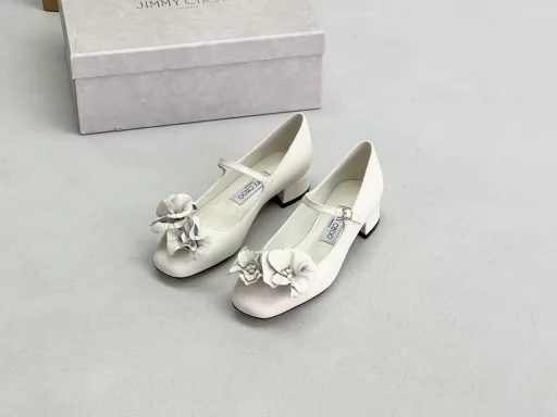 JimmyChoo's popular round-toed white pointed flower high heelsThis is too fairy! The flowers are as beautiful as works of art, very vivid, very gentle and fairy-like, as if you can smell the fragrance of flowers! Fashionable fairy-style outfit, casually matched with a pair of shorts can show the fairy spirit!! The orchid on the upper is handmade, and it takes a week to make each pair of shoes. The flowers can be pinched into the shape you like, which is the finishing touch of the overall shape. The small square heel design is neat and stylish, and it is made of nappa lambskin, which is soft and comfortable to walk without pressure! !
