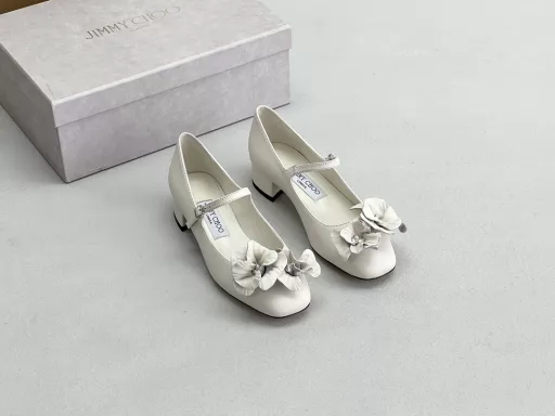 JimmyChoo's popular round-toed white pointed flower high heelsThis is too fairy! The flowers are as beautiful as works of art, very vivid, very gentle and fairy-like, as if you can smell the fragrance of flowers! Fashionable fairy-style outfit, casually matched with a pair of shorts can show the fairy spirit!! The orchid on the upper is handmade, and it takes a week to make each pair of shoes. The flowers can be pinched into the shape you like, which is the finishing touch of the overall shape. The small square heel design is neat and stylish, and it is made of nappa lambskin, which is soft and comfortable to walk without pressure! !