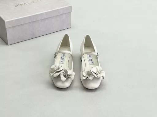 JimmyChoo's popular round-toed white pointed flower high heelsThis is too fairy! The flowers are as beautiful as works of art, very vivid, very gentle and fairy-like, as if you can smell the fragrance of flowers! Fashionable fairy-style outfit, casually matched with a pair of shorts can show the fairy spirit!! The orchid on the upper is handmade, and it takes a week to make each pair of shoes. The flowers can be pinched into the shape you like, which is the finishing touch of the overall shape. The small square heel design is neat and stylish, and it is made of nappa lambskin, which is soft and comfortable to walk without pressure! !