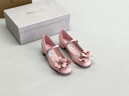 JimmyChoo's popular round-toed white pointed flower high heelsThis is too fairy! The flowers are as beautiful as works of art, very vivid, very gentle and fairy-like, as if you can smell the fragrance of flowers! Fashionable fairy-style outfit, casually matched with a pair of shorts can show the fairy spirit!! The orchid on the upper is handmade, and it takes a week to make each pair of shoes. The flowers can be pinched into the shape you like, which is the finishing touch of the overall shape. The small square heel design is neat and stylish, and it is made of nappa lambskin, which is soft and comfortable to walk without pressure! !