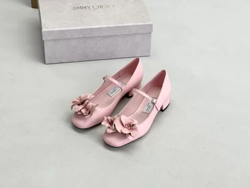 JimmyChoo's popular round-toed white pointed flower high heelsThis is too fairy! The flowers are as beautiful as works of art, very vivid, very gentle and fairy-like, as if you can smell the fragrance of flowers! Fashionable fairy-style outfit, casually matched with a pair of shorts can show the fairy spirit!! The orchid on the upper is handmade, and it takes a week to make each pair of shoes. The flowers can be pinched into the shape you like, which is the finishing touch of the overall shape. The small square heel design is neat and stylish, and it is made of nappa lambskin, which is soft and comfortable to walk without pressure! !
