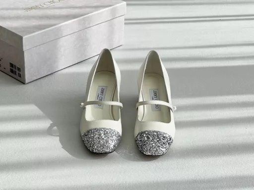 As the latest model of JC, although there are not many photos of it, you can't take your eyes off it when you see it for the first time! ! Like our JC high heels, all are directly supplied to global shopping, Micheng and other platforms for orders. It is luxuriously made of imported Italian nappa leather calfskin/Grit upper, contrasting cow patent leather toe, lambskin lining, beautiful and exquisite Mary Jane toe, pearl decoration on the straps, Italian leather outsole, plus our unbeatable price, you can try it on and buy it directly at the counter! !