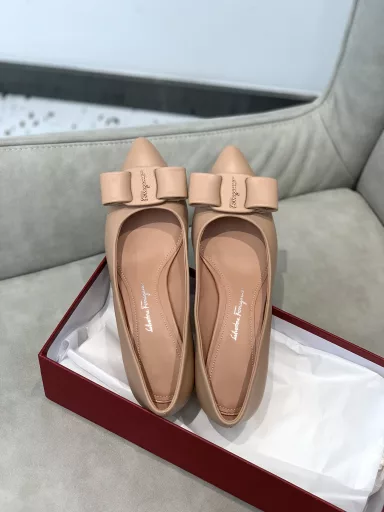 Salvatore Ferragamo's latest candy-colored catwalk pointed shallow-mouth Viva ballet shoes✔️ Really good-looking! This year's catwalk viva pointed toe with candy color matching makes it look girly and full of spring atmosphere✔️Newly upgraded leather buttons in the same color🔝With a three-dimensional embossed logo, it is more fashionable and versatile✔️ The teardrop-shaped heel is inspired by Richard Serra's exquisite sculptures✔️VIVA is an upgraded version of the classic VARA shoe✔️Younger than VARA, keeping up with fashion trends. Transformed into a pointed shoe, but it doesn't rub your feet at all, because it is a D last, it makes your feet look thinner and slender! The new version of the bow is larger than the original and the outline is clearer. It uses the same color and material as the shoe body, and the whole shoe looks simple and fashionable. The teardrop heel design makes the thick heel no longer bulky
