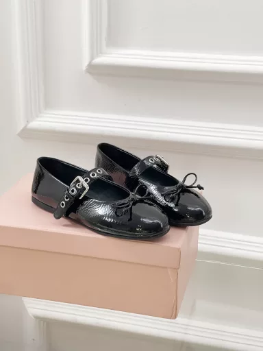 𝙈𝙞𝙪𝙈𝙞𝙪Bow-knot ballet shoesIn the past two years, the style of the daughters of various departments has been advancing by leaps and bounds. Compared with the elegance and reserve of the daughters of the chaebols and the sweetness and delicacy of the daughters of Madeline, I prefer the thorns and rebelliousness of the rebellious daughters. And she uses the 