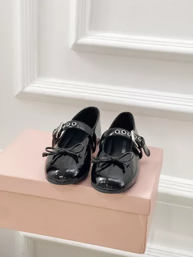 𝙈𝙞𝙪𝙈𝙞𝙪Bow-knot ballet shoesIn the past two years, the style of the daughters of various departments has been advancing by leaps and bounds. Compared with the elegance and reserve of the daughters of the chaebols and the sweetness and delicacy of the daughters of Madeline, I prefer the thorns and rebelliousness of the rebellious daughters. And she uses the 