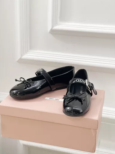 𝙈𝙞𝙪𝙈𝙞𝙪Bow-knot ballet shoesIn the past two years, the style of the daughters of various departments has been advancing by leaps and bounds. Compared with the elegance and reserve of the daughters of the chaebols and the sweetness and delicacy of the daughters of Madeline, I prefer the thorns and rebelliousness of the rebellious daughters. And she uses the 