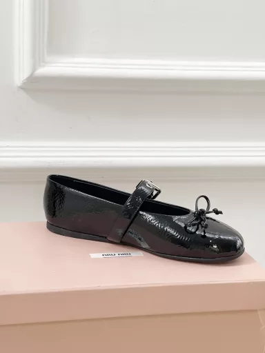 𝙈𝙞𝙪𝙈𝙞𝙪Bow-knot ballet shoesIn the past two years, the style of the daughters of various departments has been advancing by leaps and bounds. Compared with the elegance and reserve of the daughters of the chaebols and the sweetness and delicacy of the daughters of Madeline, I prefer the thorns and rebelliousness of the rebellious daughters. And she uses the 