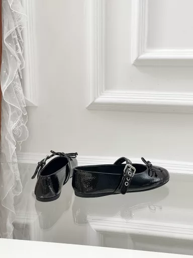 𝙈𝙞𝙪𝙈𝙞𝙪Bow-knot ballet shoesIn the past two years, the style of the daughters of various departments has been advancing by leaps and bounds. Compared with the elegance and reserve of the daughters of the chaebols and the sweetness and delicacy of the daughters of Madeline, I prefer the thorns and rebelliousness of the rebellious daughters. And she uses the 