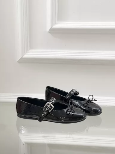 𝙈𝙞𝙪𝙈𝙞𝙪Bow-knot ballet shoesIn the past two years, the style of the daughters of various departments has been advancing by leaps and bounds. Compared with the elegance and reserve of the daughters of the chaebols and the sweetness and delicacy of the daughters of Madeline, I prefer the thorns and rebelliousness of the rebellious daughters. And she uses the 