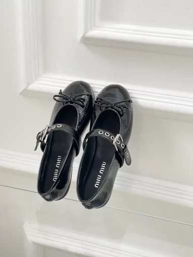 𝙈𝙞𝙪𝙈𝙞𝙪Bow-knot ballet shoesIn the past two years, the style of the daughters of various departments has been advancing by leaps and bounds. Compared with the elegance and reserve of the daughters of the chaebols and the sweetness and delicacy of the daughters of Madeline, I prefer the thorns and rebelliousness of the rebellious daughters. And she uses the 