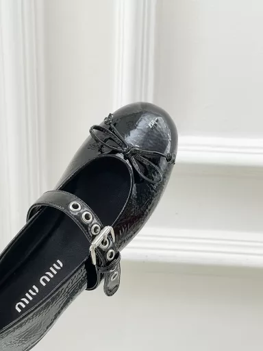 𝙈𝙞𝙪𝙈𝙞𝙪Bow-knot ballet shoesIn the past two years, the style of the daughters of various departments has been advancing by leaps and bounds. Compared with the elegance and reserve of the daughters of the chaebols and the sweetness and delicacy of the daughters of Madeline, I prefer the thorns and rebelliousness of the rebellious daughters. And she uses the 