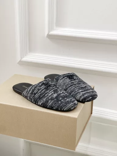 𝐌𝐢𝐮𝐌𝐢𝐮 Spring and summer new British style closed toe mule half slippersSimple and retro, looks good with any combination! Mainly in minimalist style, with simple logo embellishment, it looks simple and advanced!