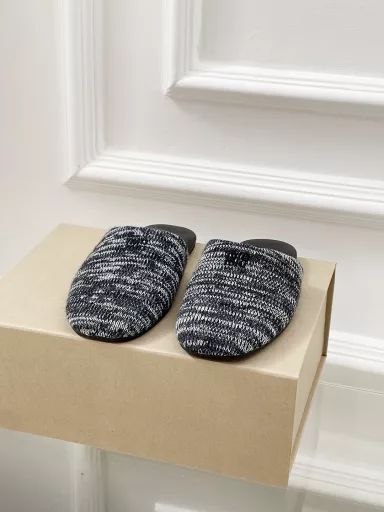 𝐌𝐢𝐮𝐌𝐢𝐮 Spring and summer new British style closed toe mule half slippersSimple and retro, looks good with any combination! Mainly in minimalist style, with simple logo embellishment, it looks simple and advanced!