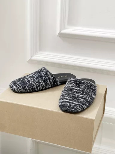 𝐌𝐢𝐮𝐌𝐢𝐮 Spring and summer new British style closed toe mule half slippersSimple and retro, looks good with any combination! Mainly in minimalist style, with simple logo embellishment, it looks simple and advanced!