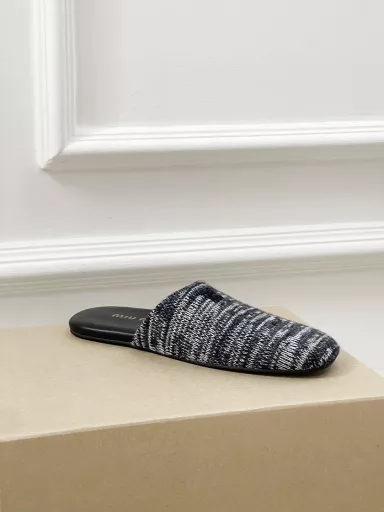 𝐌𝐢𝐮𝐌𝐢𝐮 Spring and summer new British style closed toe mule half slippersSimple and retro, looks good with any combination! Mainly in minimalist style, with simple logo embellishment, it looks simple and advanced!