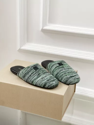 𝐌𝐢𝐮𝐌𝐢𝐮 Spring and summer new British style closed toe mule half slippersSimple and retro, looks good with any combination! Mainly in minimalist style, with simple logo embellishment, it looks simple and advanced!