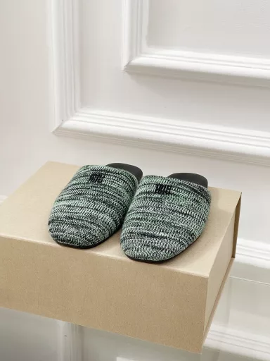 𝐌𝐢𝐮𝐌𝐢𝐮 Spring and summer new British style closed toe mule half slippersSimple and retro, looks good with any combination! Mainly in minimalist style, with simple logo embellishment, it looks simple and advanced!