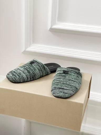 𝐌𝐢𝐮𝐌𝐢𝐮 Spring and summer new British style closed toe mule half slippersSimple and retro, looks good with any combination! Mainly in minimalist style, with simple logo embellishment, it looks simple and advanced!