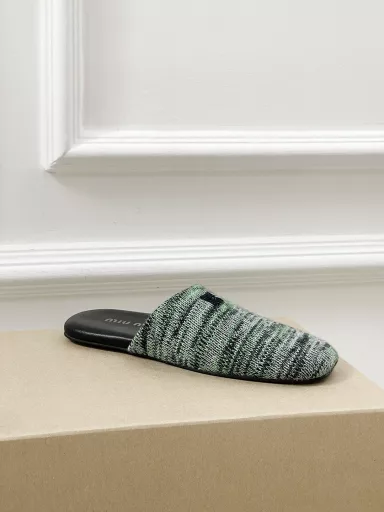 𝐌𝐢𝐮𝐌𝐢𝐮 Spring and summer new British style closed toe mule half slippersSimple and retro, looks good with any combination! Mainly in minimalist style, with simple logo embellishment, it looks simple and advanced!