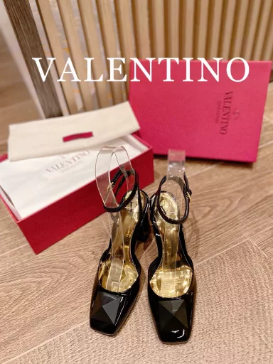 Valentino ♡ͥ | ²⁰²² The new spring and summer women's sandals from Valentino are made of classic hardware and look classy. The new season is worth buying!