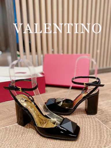Valentino ♡ͥ | ²⁰²² The new spring and summer women's sandals from Valentino are made of classic hardware and look classy. The new season is worth buying!