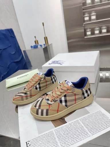Burberry's new plaid Terrace couple's casual sneakers are released. After three years, the classic plaid returns, versatile, and decorated with fine Burberry plaid patterns. With mesh lining and plaid shoelaces, the rubber sole is decorated with the classic Burberry letter logo. From the Burberry classic series, it interprets the wardrobe essential style with a distinctive brand style.
