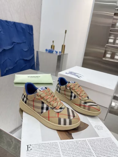 Burberry's new plaid Terrace couple's casual sneakers are released. After three years, the classic plaid returns, versatile, and decorated with fine Burberry plaid patterns. With mesh lining and plaid shoelaces, the rubber sole is decorated with the classic Burberry letter logo. From the Burberry classic series, it interprets the wardrobe essential style with a distinctive brand style.