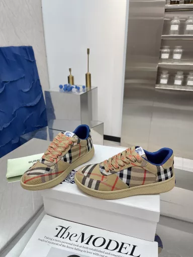 Burberry's new plaid Terrace couple's casual sneakers are released. After three years, the classic plaid returns, versatile, and decorated with fine Burberry plaid patterns. With mesh lining and plaid shoelaces, the rubber sole is decorated with the classic Burberry letter logo. From the Burberry classic series, it interprets the wardrobe essential style with a distinctive brand style.