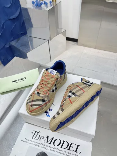 Burberry's new plaid Terrace couple's casual sneakers are released. After three years, the classic plaid returns, versatile, and decorated with fine Burberry plaid patterns. With mesh lining and plaid shoelaces, the rubber sole is decorated with the classic Burberry letter logo. From the Burberry classic series, it interprets the wardrobe essential style with a distinctive brand style.