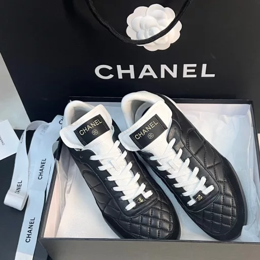 CHANEL 23s new spring and summer sneakers are here❤️Original purchase, development and production Chanel's casual sneakers this season have swept Xiaohongshu and INS. Various social platforms, crazy explosion! Classic design, the upper is embroidered with various craftsmanship, but the outsole is fashionable and sporty. It is extraordinary and has a variety of panda shoe color matching elements. It is light and versatile❗️You won't feel tired when walking❗️