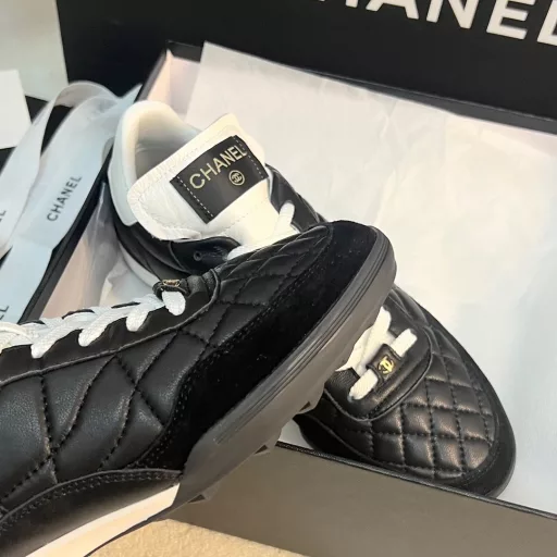 CHANEL 23s new spring and summer sneakers are here❤️Original purchase, development and production Chanel's casual sneakers this season have swept Xiaohongshu and INS. Various social platforms, crazy explosion! Classic design, the upper is embroidered with various craftsmanship, but the outsole is fashionable and sporty. It is extraordinary and has a variety of panda shoe color matching elements. It is light and versatile❗️You won't feel tired when walking❗️