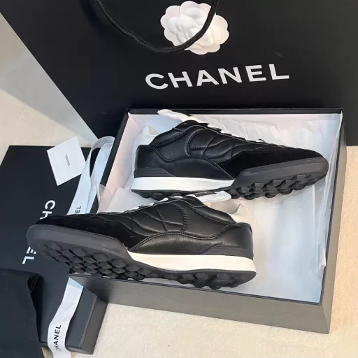 CHANEL 23s new spring and summer sneakers are here❤️Original purchase, development and production Chanel's casual sneakers this season have swept Xiaohongshu and INS. Various social platforms, crazy explosion! Classic design, the upper is embroidered with various craftsmanship, but the outsole is fashionable and sporty. It is extraordinary and has a variety of panda shoe color matching elements. It is light and versatile❗️You won't feel tired when walking❗️