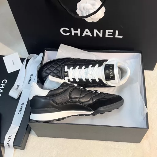 CHANEL 23s new spring and summer sneakers are here❤️Original purchase, development and production Chanel's casual sneakers this season have swept Xiaohongshu and INS. Various social platforms, crazy explosion! Classic design, the upper is embroidered with various craftsmanship, but the outsole is fashionable and sporty. It is extraordinary and has a variety of panda shoe color matching elements. It is light and versatile❗️You won't feel tired when walking❗️