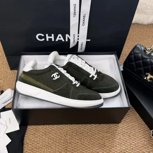 CHANEL 24b Early Fall New ProductsSports shoes are hot-selling items on major platforms~It is also the first choice for Internet celebrities to wear. The entire Chanel series has been fully upgraded. More fashion elements have been added to the uppersUpper materials are spliced ​​uppersOriginal two-color PHYLON (MD) soles,Good resilience and a full set of high-end packaging