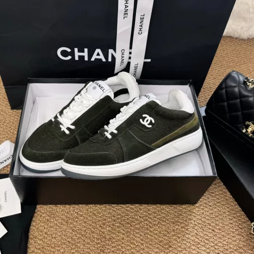 CHANEL 24b Early Fall New ProductsSports shoes are hot-selling items on major platforms~It is also the first choice for Internet celebrities to wear. The entire Chanel series has been fully upgraded. More fashion elements have been added to the uppersUpper materials are spliced ​​uppersOriginal two-color PHYLON (MD) soles,Good resilience and a full set of high-end packaging