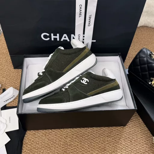 CHANEL 24b Early Fall New ProductsSports shoes are hot-selling items on major platforms~It is also the first choice for Internet celebrities to wear. The entire Chanel series has been fully upgraded. More fashion elements have been added to the uppersUpper materials are spliced ​​uppersOriginal two-color PHYLON (MD) soles,Good resilience and a full set of high-end packaging