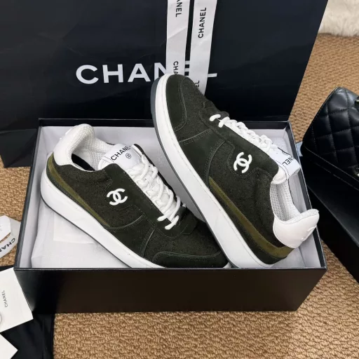 CHANEL 24b Early Fall New ProductsSports shoes are hot-selling items on major platforms~It is also the first choice for Internet celebrities to wear. The entire Chanel series has been fully upgraded. More fashion elements have been added to the uppersUpper materials are spliced ​​uppersOriginal two-color PHYLON (MD) soles,Good resilience and a full set of high-end packaging